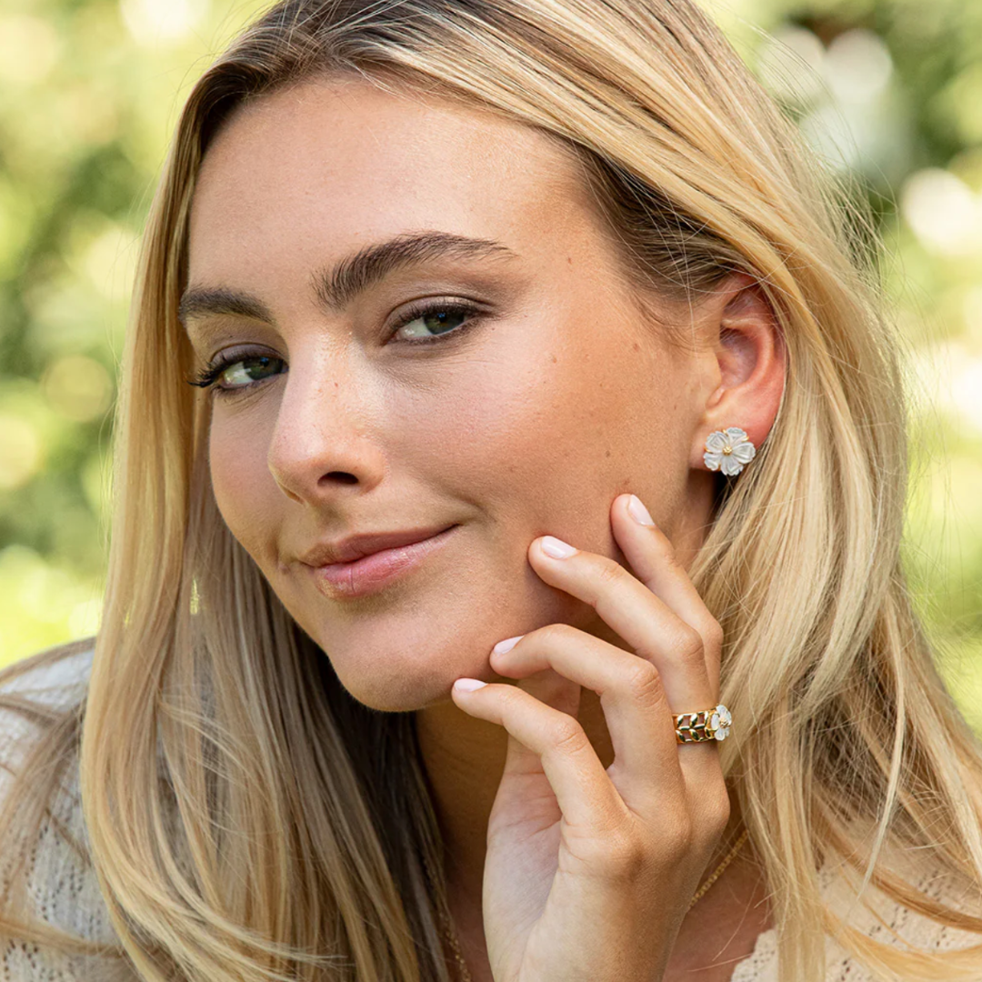 Mermaid Garden Petite Stud Earring MOP