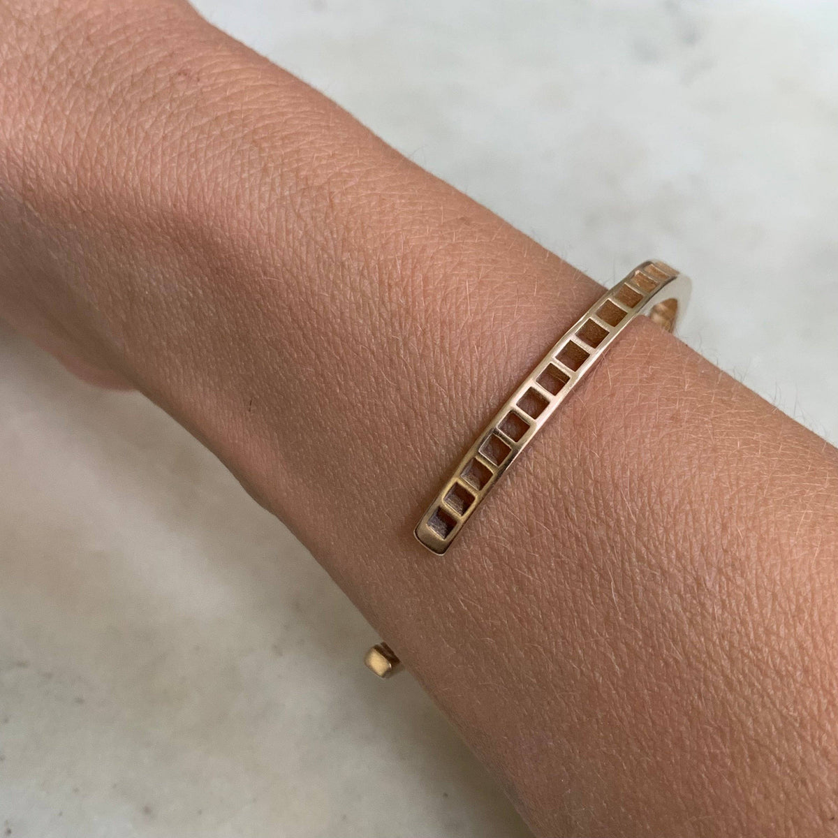 GRID CUFF — 1 ROW: BRONZE / SMALL
