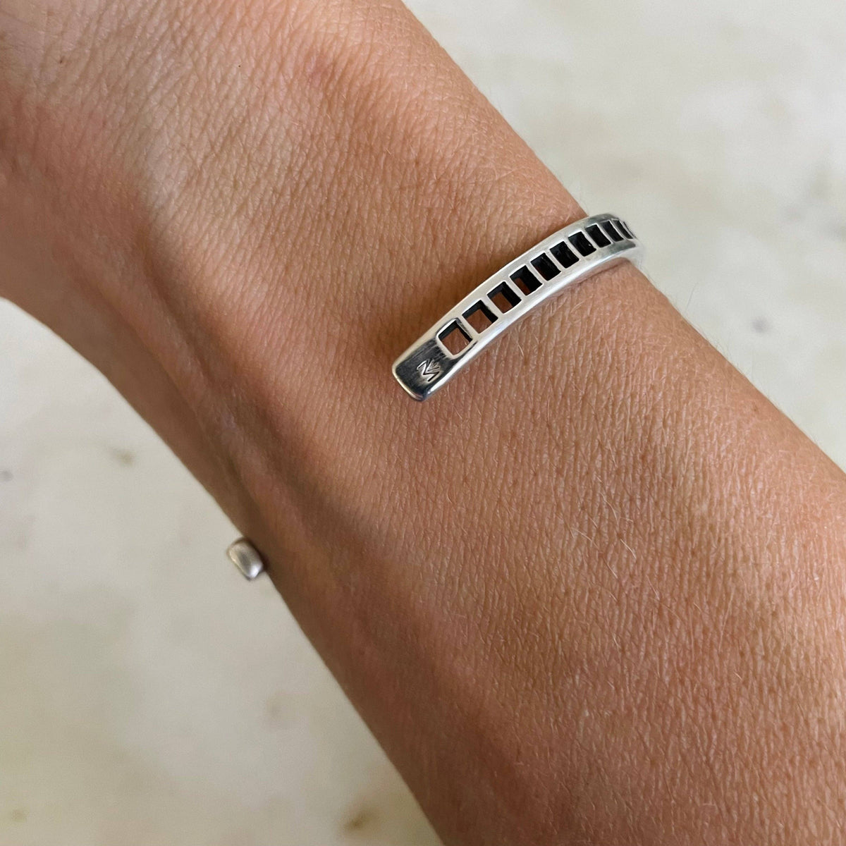 GRID CUFF — 1 ROW: BRONZE / SMALL